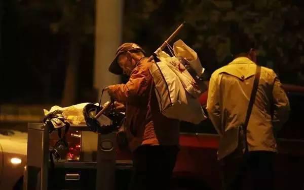 含著淚看完的！一位拾荒老人，溫暖了整個人間
