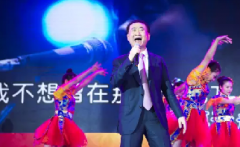 “國(guó)民公公”王健林火了，首富玩起了搖滾